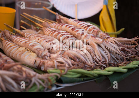 B-B-Q calamari alla griglia nel mercato,Polpo alla griglia Foto Stock