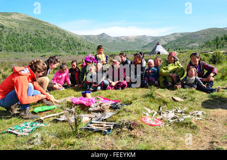 2 turisti (a sinistra) acquisto di souvenir da Duhkha (stesso come Tsaatan) persone Foto Stock