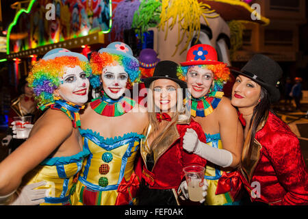 Santa Cruz di Tenerife. 5 Feb 2016. Caratteri, ballerini e galleggia in apertura sfilata di carnevale di Santa Cruz de Tenerife. Migliaia di persone in gruppi di ballerini, murgas, comparsas, e in generale il fancy dress celebrare l'inizio ufficiale per il Carnevale con la notte sfilano per le strade di Santa Cruz. Foto Stock