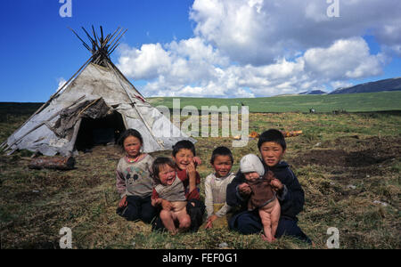 Duhkha (stesso come Tsaatan) bambini davanti a una tenda nomade Foto Stock