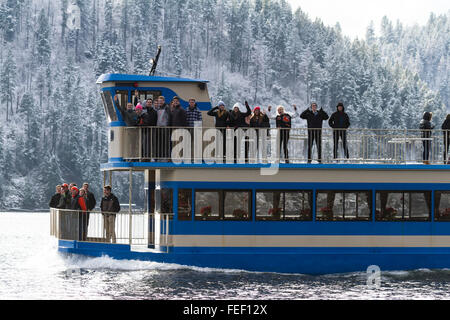 Coeur d'Alene, Idaho - 16 dicembre: inverno eagle guarda il tour in barca con i giovani godendo di una splendida giornata invernale sul lago di CDA, Foto Stock