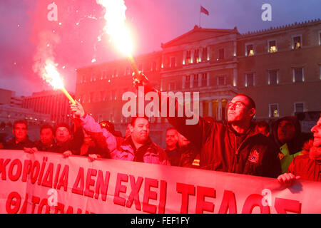 Atene, Grecia. 5 febbraio, 2016. Gli ufficiali di polizia, vigili del fuoco i lavoratori e il Greco Coast Guard la protesta contro la riforma delle pensioni al di fuori del parlamento greco. Manifestanti inveito contro il Primo Ministro Alexis Tsipras, accusando di rinnegano SYRIZA's promette di ridurre la disoccupazione e a proteggere le pensioni che sono state oggetto di numerosi tagli negli anni. © Aristidis Vafeiadakis/ZUMA filo/Alamy Live News Foto Stock