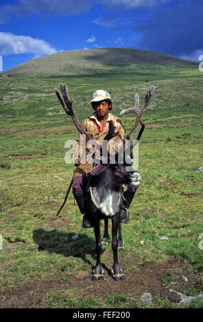 Duhkha (stesso come Tsaatan) uomo che cavalca il suo renne Foto Stock