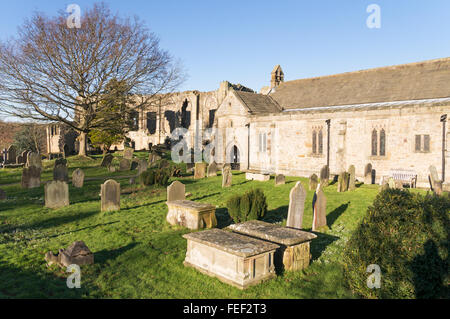 Sant'Agata Easby chiesa parrocchiale con Easby Abbey in background, Richmond, North Yorkshire, Inghilterra, Regno Unito Foto Stock