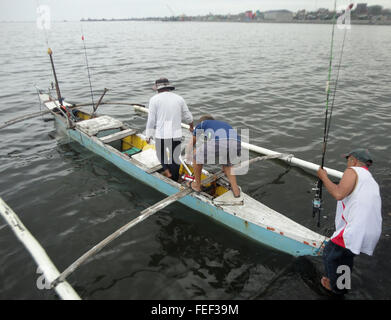 I pescatori filippino testa fuori per le acque della Baia di Manila. Secondo il Bureau della pesca e delle risorse acquatiche (BFAR), il prevalente El Nino fenomeno potrebbe interessare almeno 100.000 pescatori nel paese a causa del declino nella produzione di pesce in zone di acqua dolce e delle comunità costiere. La temperatura dell'acqua aumenta nel Pacifico e Pacifico occidentale il lato del paese che avrà come conseguenza la diminuzione della produttività primaria e porterà a un calo delle catture. (Foto di Richard James M. Mendoza / Pacific Stampa) Foto Stock