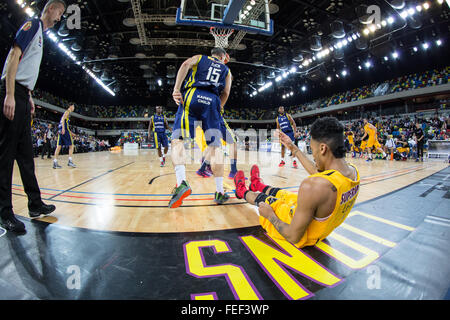 Londra, Regno Unito. 5 febbraio, 2016. I Lions' Nick Lewis scende al di sotto del cesto. London Lions sconfitta Sheffield squali 90-84 a scatola di rame Arena, Queen Elizabeth Olympic Park, Londra. copyright Carol moiré/Alamy Live News. Foto Stock