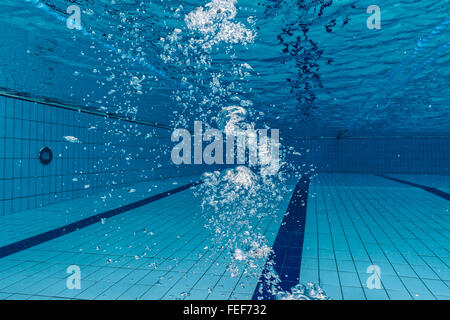 Le bolle di aria in chiaro blu acqua in piscina. La fotografia subacquea Foto Stock