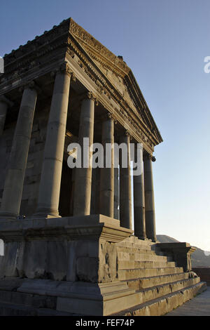 Tempietto ellenistico in Garni, Armenia, luce della sera Foto Stock