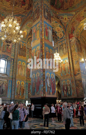 Vista guardando fino alla colonna dipinta, le pareti e il soffitto all'interno la Chiesa del Salvatore sul Sangue versato, San Pietroburgo, Russia. Foto Stock
