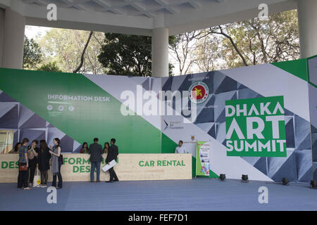 Febbraio 5, 2016 - Dhaka, Bangladesh - Dhaka, Bangladesh - febbraio 05: Information desk di Dhaka Art Summit a Dacca in Bangladesh nel febbraio 05, 2016..La terza edizione di Arte di Dhaka Vertice ha iniziato sul Bangladesh Shilpakala Academy locali.it è il più grande a fini non commerciali e di ricerca piattaforma espositiva per il sud est asiatico il mondo dell arte..DAS offre una opportunità unica per il pubblico per visualizzare le opere di quasi 300 artisti dalla regione Asia sud giusto nel centro di Dhaka gratuitamente..i cinque giorni di mostra viene completato da colloqui e seminari con artisti di spicco e c Foto Stock