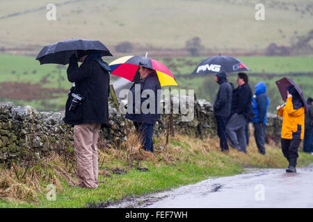 Tebay, Cumbria, Regno Unito il 6 febbraio, 2016. La Folla di trainspotters, in gales e guida sotto la pioggia, attendono l'arrivo di locomotiva a vapore BR 60103 Flying Scotsman percorre la linea principale della costa occidentale a Carlisle. Foto Stock