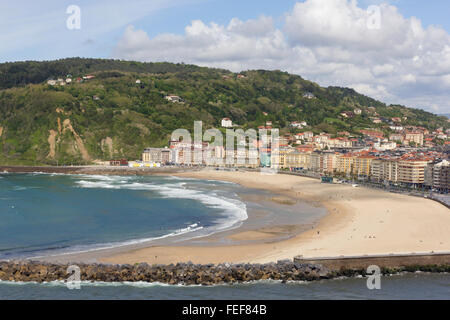 Guardando ad est - Vista di Playa Zurriola, dal Castillo de la Mota, Golfo di Biscaglia, San Sebastian Foto Stock