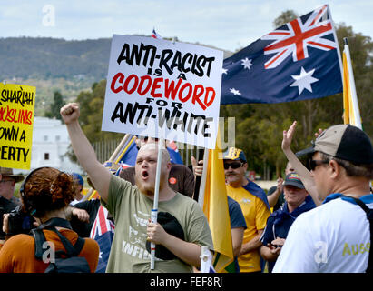 A Canberra, Australia. 06 feb 2016. Un australiano protestor detiene un banner "Anti-Racist è una parola chiave per l'anti-bianco" in un Rally di Canberra, Australia, 06 febbraio 2016. Sei i gruppi conservatori riuniti nella capitale australiana a sostegno di Pegida, Islamophobic e anti-movimento straniero che ha avviato in Germania e da allora si è diffuso ad altri paesi. Circa 400 manifestanti hanno marciato verso il palazzo del parlamento a Canberra. Foto: Subel Bhandari/dpa/Alamy Live News Foto Stock