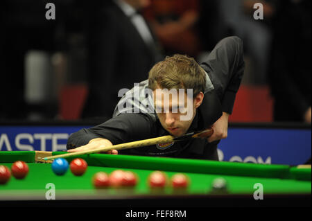 Berlino, Germania. 5 febbraio, 2016. British snooker player Judd Trump linee fino il suo spunto in snooker match contro British snooker player Martin Gould (non in foto) durante i quarti di finale del Masters tedesco 2016 a Berlino, Germania, il 5 febbraio 2016. Trump perso con 4-5 frame. Foto: Roland Popp/dpa/Alamy Live News Foto Stock