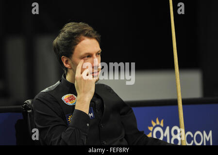 Berlino, Germania. 5 febbraio, 2016. British snooker player Judd Trump guarda nel snooker match contro British snooker player Martin Gould (non in foto) durante i quarti di finale del Masters tedesco 2016 a Berlino, Germania, il 5 febbraio 2016. Trump perso con 4-5 frame. Foto: Roland Popp/dpa/Alamy Live News Foto Stock