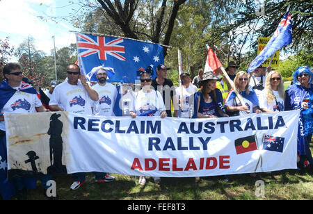 A Canberra, Australia. 06 feb 2016. Manifestanti australiani portano un banner "Recuperare Australia Rally' prima del Rally di Canberra, Australia, 06 febbraio 2016. Sei i gruppi conservatori riuniti nella capitale australiana a sostegno di Pegida, Islamophobic e anti-movimento straniero che ha avviato in Germania e da allora si è diffuso ad altri paesi. Circa 400 manifestanti hanno marciato verso il palazzo del parlamento a Canberra. Foto: Subel Bhandari/ dpa/Alamy Live News Foto Stock