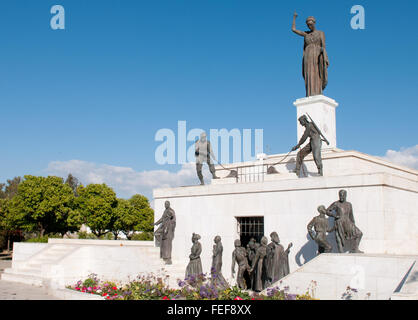 Statue in bronzo sul monumento della libertà nella città di Nicosia in Cipro. Foto Stock
