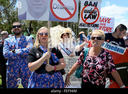 A Canberra, Australia. 06 feb 2016. Manifestanti australiani portano anti-Islam banner come " Divieto Shariah legge in tutte le sue forme" in un Rally di Canberra, Australia, 06 febbraio 2016. Sei i gruppi conservatori riuniti nella capitale australiana a sostegno di Pegida, Islamophobic e anti-movimento straniero che ha avviato in Germania e da allora si è diffuso ad altri paesi. Circa 400 manifestanti hanno marciato verso il palazzo del parlamento a Canberra. Foto: Subel Bhandari/dpa/Alamy Live News Foto Stock