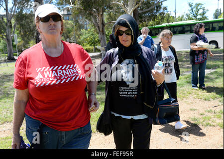 A Canberra, Australia. 06 feb 2016. Due Manifestanti australiani posano con le loro t-shirt a Canberra, Australia, 06 febbraio 2016, si legge "Attenzione - politicamente scorretto". Sei i gruppi conservatori riuniti nella capitale australiana a sostegno di Pegida, Islamophobic e anti-movimento straniero che ha avviato in Germania e da allora si è diffuso ad altri paesi. Circa 400 manifestanti hanno marciato verso il palazzo del parlamento a Canberra. Foto: Subel Bhandari/dpa/Alamy Live News Foto Stock