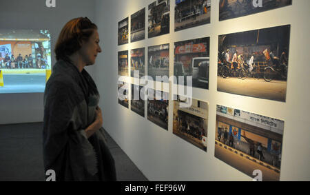 Dacca in Bangladesh. 6 febbraio, 2016. Una donna guarda le fotografie a Dhaka Arte Vertice di Dacca, capitale del Bangladesh, il 6 febbraio 2016. L'arte di Dhaka Summit si è tenuto dal 5 febbraio al 8 febbraio in Bangladesh Shilpakala Academy in partenariato con il paese della Accademia Nazionale di Belle e arti performative. © Shariful Islam/Xinhua/Alamy Live News Foto Stock