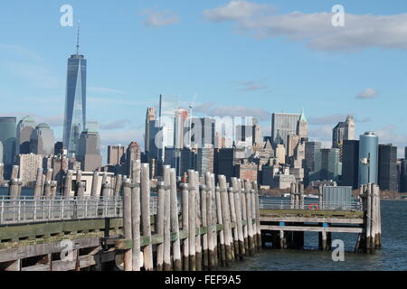 Vista della Skyline di Manhattan da Liberty Island, New York, Stati Uniti d'America Foto Stock