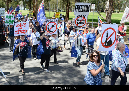 A Canberra, Australia. 06 feb 2016. Manifestanti australiani a piedi in un Rally di Canberra per un Rally di Canberra, Australia, 06 febbraio 2016. Sei i gruppi conservatori riuniti nella capitale australiana a sostegno di Pegida, Islamophobic e anti-movimento straniero che ha avviato in Germania e da allora si è diffuso ad altri paesi. Circa 400 manifestanti hanno marciato verso il palazzo del parlamento a Canberra. Foto: Subel Bhandari /dpa/Alamy Live News Foto Stock