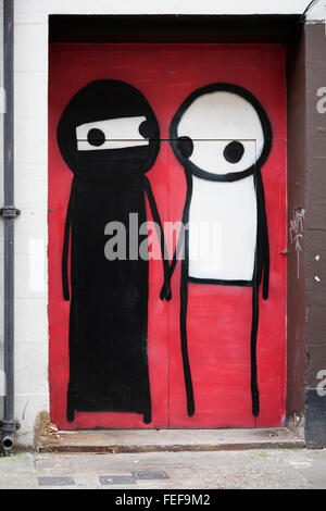 Londra - 11 aprile 2015. Arte di strada da Stik in una porta a Shoreditch nel quartiere di Tower Hamlets, un'area rinomata per la sua p Foto Stock