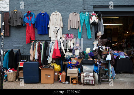 LONDON, England, Regno Unito - 4 Maggio 2014: mercato delle pulci tradizionale a Brick Lane. Brick Lane mercato delle pulci opera ogni domenica. Foto Stock