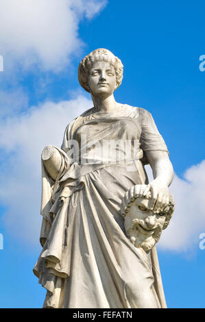 Statua raffigurante la commedia con maschera a Parigi, Francia Foto Stock