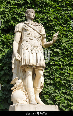 Statua di Gaio Giulio Cesare, imperatore romano, nel Jardin des Tuileries, Parigi, Francia Foto Stock