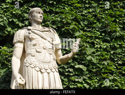 Statua di Gaio Giulio Cesare, imperatore romano, nel Jardin des Tuileries, Parigi, Francia Foto Stock