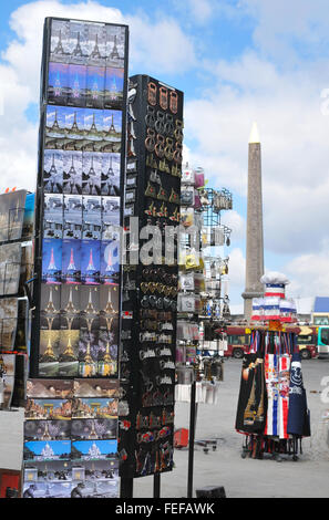 Parigi, Francia - luglio 8, 2015: dettaglio dei vari cartoline per la vendita che illustra i punti di riferimento di Parigi in Place de la Concorde, Paris, Foto Stock