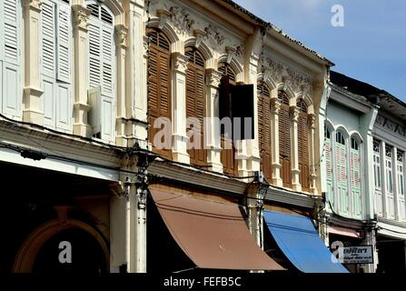 La città di Phuket, Tailandia: finemente ristrutturato del XIX secolo cinese Cino-portoghese shop case in Krabi Road quartiere storico Foto Stock