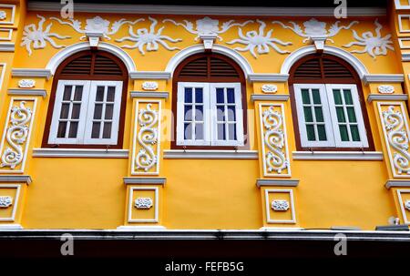 La città di Phuket, Tailandia: facciata ornata di un edificio restaurato del tardo XIX secolo cinese Cino-portoghese negozio casa su Soi Rommanee Foto Stock