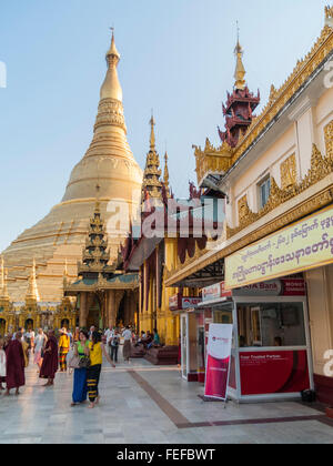 Lo scambio di denaro booth su la pagoda locali e i principali stupa di Zedi Shwedagon pagoda Daw, Yangon, Myanmar. Foto Stock