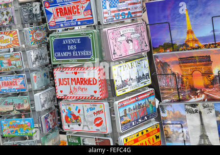 Parigi, Francia - luglio 9, 2015: dettaglio dei vari cartoline per la vendita che illustra i punti di riferimento di Parigi in Place de la Concorde, Paris, Foto Stock