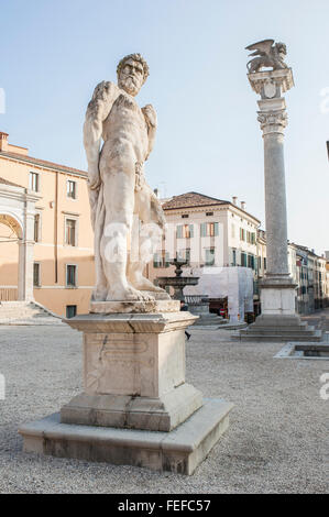 Statua di caco in luogo della libertà nella città di Udine,Friuli,l'Italia. Foto Stock