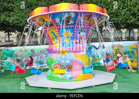 Parigi, Francia - luglio 9, 2015: i bambini si divertono nella giostra vintage nel parco di divertimenti di Jardin des Tuileries Parigi Foto Stock
