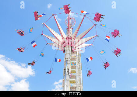Parigi, Francia - luglio 9, 2015: turisti divertiti nella ruota panoramica nel parco di divertimenti di Jardin des Tuileries, Parigi, Francia Foto Stock