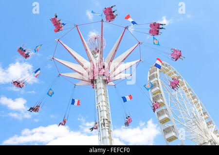 Parigi, Francia - luglio 9, 2015: turisti divertiti nella ruota panoramica nel parco di divertimenti di Jardin des Tuileries, Parigi, Francia Foto Stock