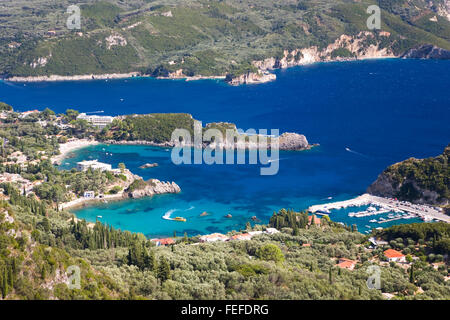 Paleokastritsa, Corfu, Isole Ionie, Grecia. Vista su Liapades Bay dal punto di vista collina vicino a Lakones. Foto Stock