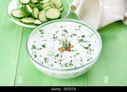 Il freddo zuppa estiva Tarator con cetrioli, aneto e noce Foto Stock