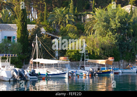 Kouloura, Corfu, Isole Ionie, Grecia. Vista attraverso il pittoresco porto. Foto Stock