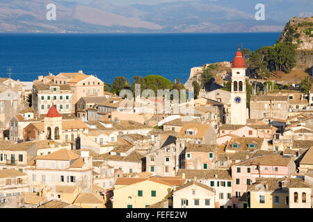 La città di Corfù, Corfu, Isole Ionie, Grecia. Vista sopra la città vecchia dalla nuova fortezza, la Chiesa di Agios Spyridon prominente. Foto Stock