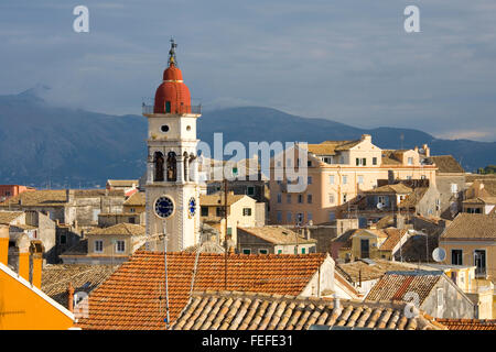 La città di Corfù, Corfu, Isole Ionie, Grecia. Vista sulla città vecchia tetti, torre della chiesa di Agios Spyridon prominente. Foto Stock