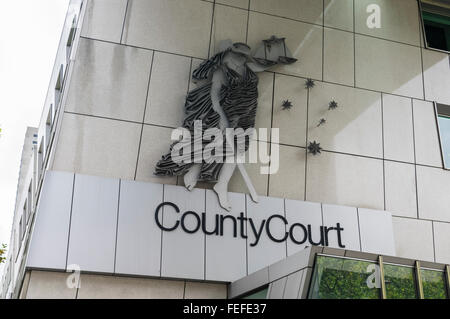 Gli occhi bendati Lady giustizia con la spada e l'equilibrio sul muro del tribunale di contea edificio, Melbourne, Victoria, Australia. Foto Stock