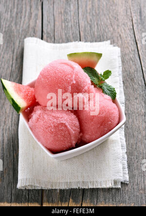 Anguria gelati su sfondo di legno Foto Stock