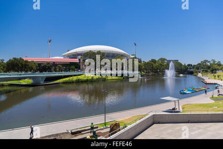 Vista da Adelaide, Australia del Sud, oltre il Fiume Torrens a Adelaide Oval stadium di North Adelaide. Foto Stock