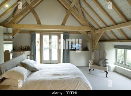 La camera da letto padronale e nella conversione del granaio. Soffitto in legno di quercia, finestre francesi. La nuova build Foto Stock