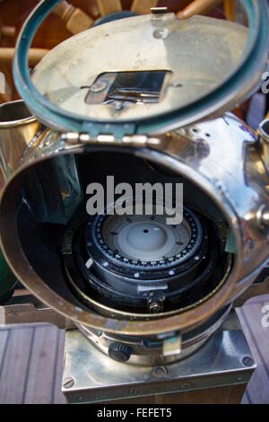 Vecchie navi in ottone bussola con ponte in background Foto Stock
